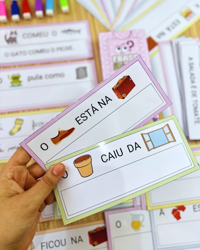 Cartões de frases com imagens impressos, usados nas atividades de leitura